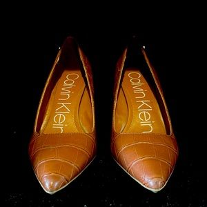 7 1/2 Calvin Klein croc print leather brown pumps